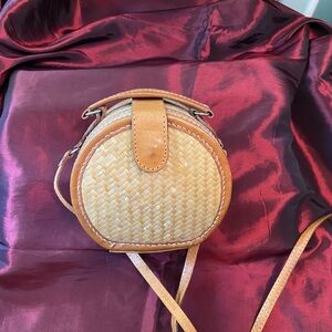 Small round bambú/leather handbag.